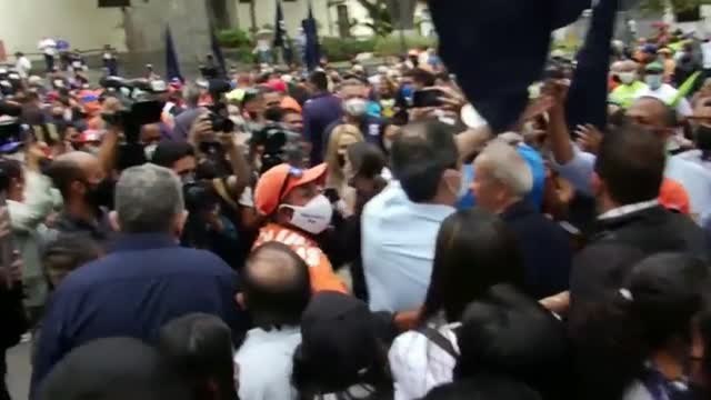 Cientos de venezolanos se manifiestan junto a Guaidó en las calles de Caracas