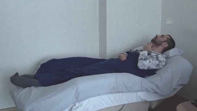 Yatağa bağımlı gazi eşini, sevgisiyle hayata bağlıyor