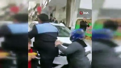 Genç kızı darp etti! Annesi parke taşı ile saldırdı