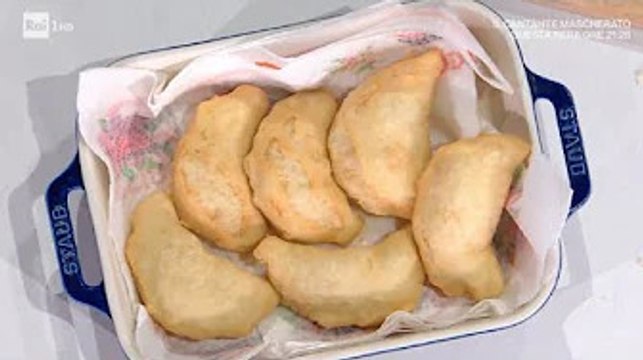 È sempre mezzogiorno ricette puntata di oggi 11 febbraio 2022 mezzelune ripiene e fritte di Giusepp