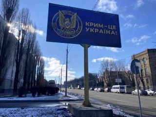 Rusya'nın Ukrayna'daki Büyükelçiliği önüne "Kırım Ukrayna'dır" pankartları asıldı