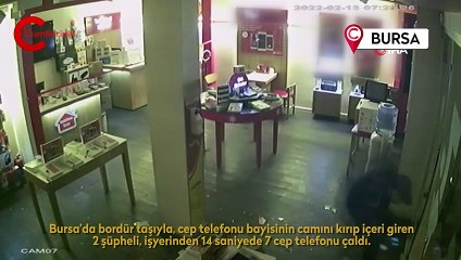 Taşla camı kırıp, 14 saniyede 100 bin TL değerinde 7 cep telefonu çaldı