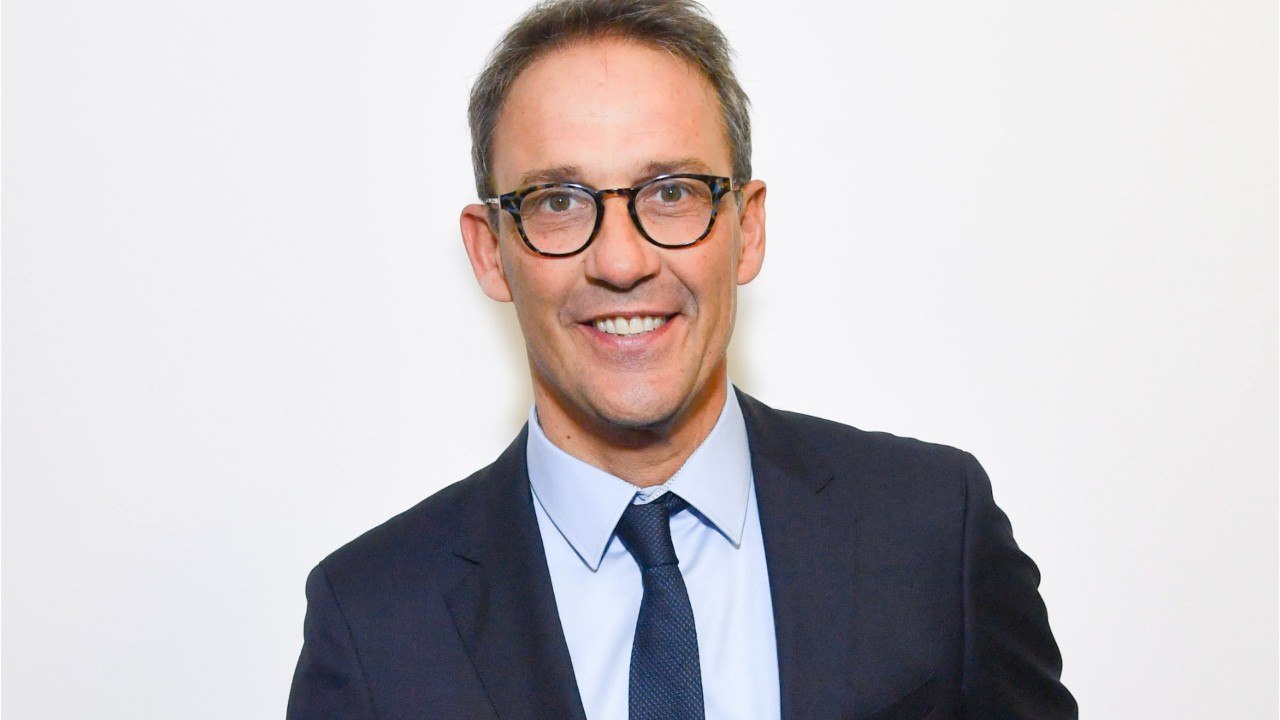 VOICI : Julien Courbet : après la publication d'un tweet incompréhensible, l'animateur fait ses excuses hilarantes