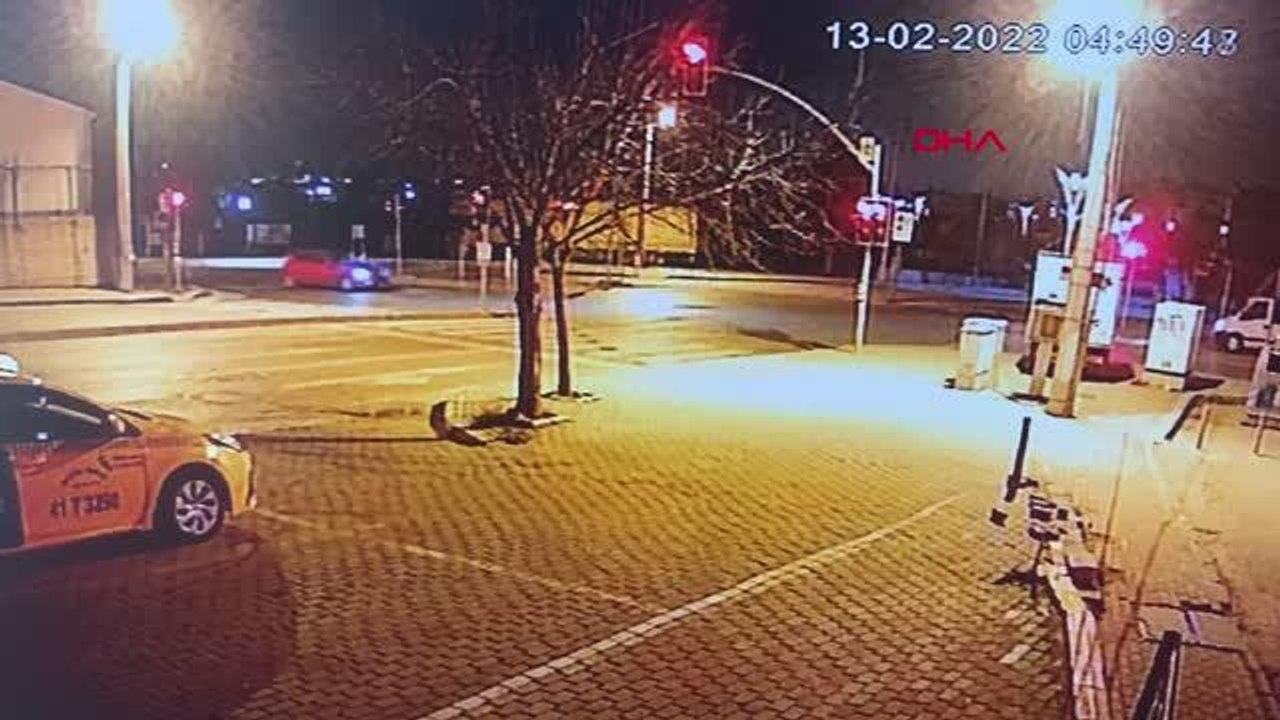 Son dakika haberleri! KIRMIZI IŞIKTA 2 OTOMOBİLE ATEŞ AÇILDI SİLAHLI SALDIRIYA UĞRAYAN ARACIN GÖRÜNTÜLERİ ORTAYA ÇIKTI