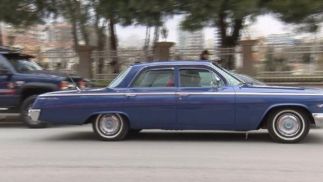 SEVGİLİLER GÜNÜ İÇİN KLASİK ARABALARIYLA 'SEVGİ KONVOYU YAPTILAR