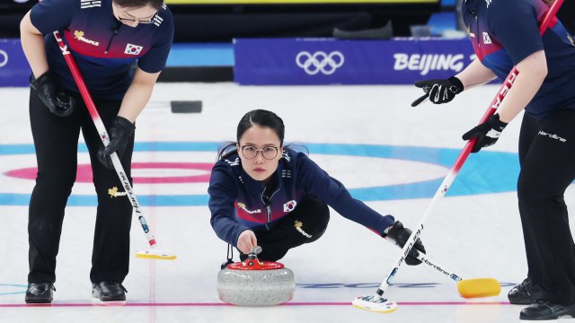 여자 컬링, 중국과 연장전 접전 끝에 5：6으로 패배...2승 2패 / YTN
