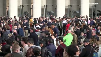 البابا فرنسيس يقود حشودا في صلاة من أجل أن يسود السلام أوكرانيا