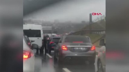 Video herunterladen: BEYKOZ'DA ELİ BIÇAKLI TRAFİK MAGANDASI DEHŞETİ YAŞATTI