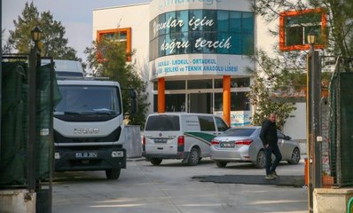 Ele geçirilen kaçak sigaralar, eski okul binasında saklanmış