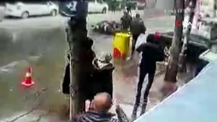 Bahçelievler'de aracı görünce fren yapan motosikletli yere böyle düştü