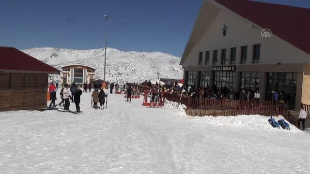 Yıldız Dağı Kış Sporları ve Turizm Merkezi'nde hafta sonu yoğunluğu