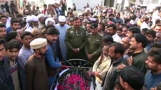 حشود غاضبة في باكستان ترجم رجلا مختلا عقليا حتى الموت بتهمة حرق صفحات من القرآن