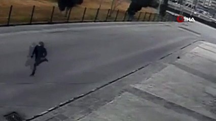 Önce kameraya, sonra polise yakalandı... Kapkaçı kaptı ama kaçamadı!