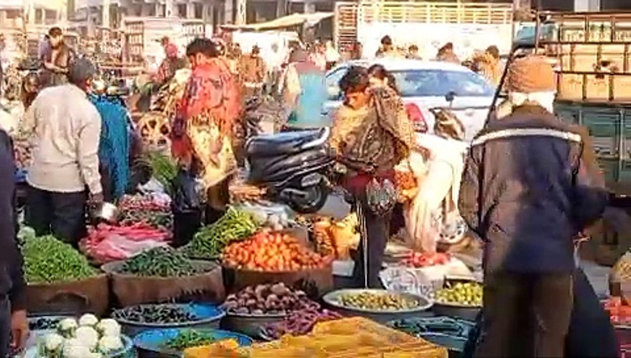 Video- सब्जी मंडी में लापरवाही दिखा रहे लोग, मास्क का नहीं कर रहे उपयोग