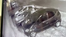 Vídeo mostra ladrões 'arregaçando' porta de Vectra e realizando furto do veículo