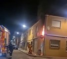 Ce pompier n'utilise pas la meilleure méthode pour éteindre un feu