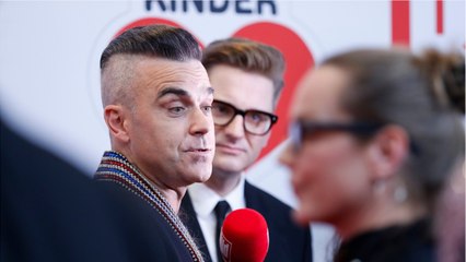 GALA VIDEO - Le saviez-vous ? Robbie Williams est « homosexuel à 49 % "