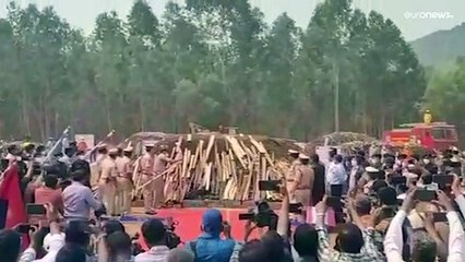 شاهد: الشرطة الهندية تحرق طنين من الماريجوانا