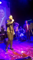 BTP lideri Baş, 'Çıkarın telefonları' diyerek sahnede şarkı söyledi