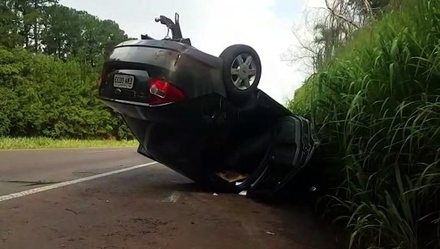 Veículo capota e socorristas do Siate são acionados