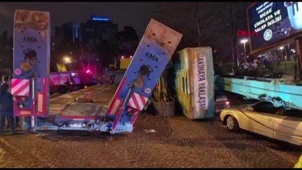 Beşiktaş'ta vinç araçların üzerine devrildi (1)