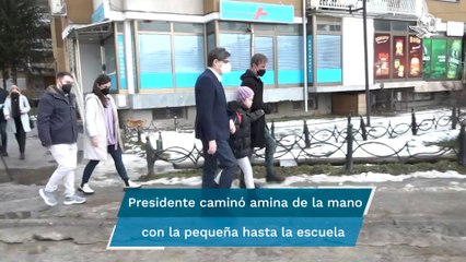 Presidente de Macedonia del Norte lleva a niña con síndrome de down a la escuela para detener bully