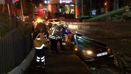 Beşiktaş'ta park halindeki araçların üzerine devrilen vinç kaldırıldı