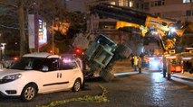 Beşiktaş’ta park halindeki araçların üzerine vinç devrildi