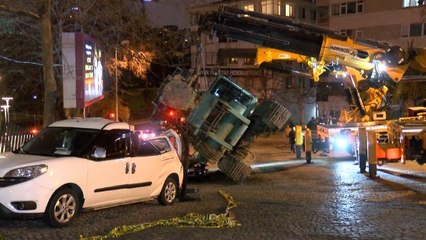 Video herunterladen: Beşiktaş’ta park halindeki araçların üzerine vinç devrildi