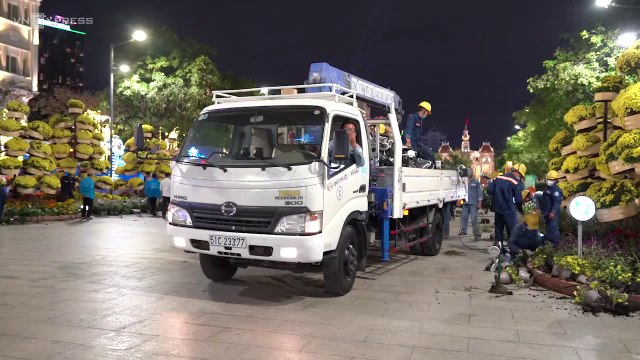 Xuyên đêm tháo dỡ đường hoa Nguyễn Huệ