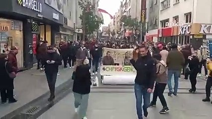 Akaryakıt zamlarını 'Taş Devri' arabasıyla protesto ettiler