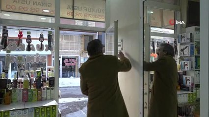 35 yıldır takım elbise ve kravatla müşterilerini tıraş ediyor