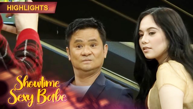 Vhong takes a picture of Ogie and Sexy Babe Airah | It’s Showtime Sexy Babe