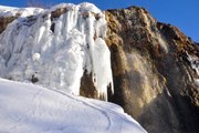 Yüksekova'nın saklı cennetinde buz sarkıtlarıyla çevrelenen şelale mest ediyor