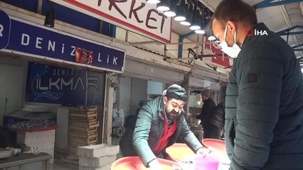 Bandırma balık halinde hamsi bolluğu yaşanıyor