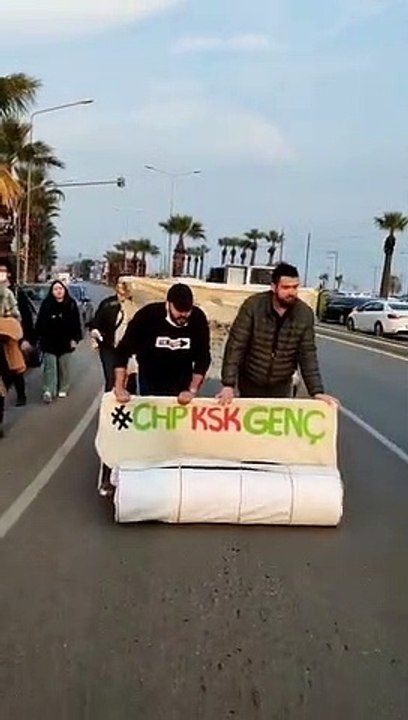 Zam yağmuru sonrası Türk işi Fred Çakmaktaşlar trafikte! Yabba-dabba doo!