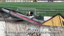 Un aficionado muere al caerle una torreta de luz de un campo de fútbol en Asturias