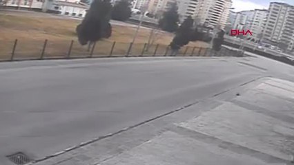 YAŞLI KADININ ÇANTASINI ÇALAN ŞÜPHELİ KAMERADA