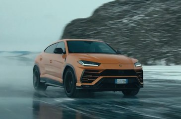 VÍDEO: Disfruta con este Lamborghini Urus en el lago Baikal, ¡y sube el volumen a tope!
