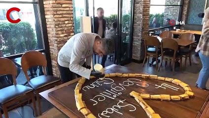 Sevgililer Günü döneri... ‘Piton döner’ 14 Şubat’a özel kalp şeklinde servis ediliyor