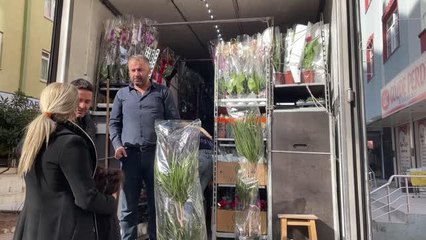 Sınır ötesindeki güvenlik güçlerinin "Sevgililer Günü notları" çiçekçileri duygulandırıyor