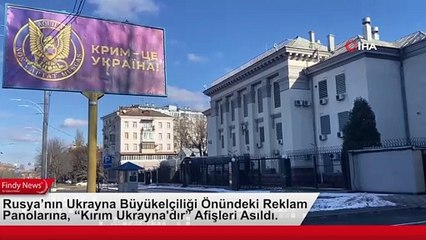 Rusya’nın Ukrayna Büyükelçiliği Önündeki Reklam Panolarına, “Kırım Ukrayna'dır” Afişleri Asıldı