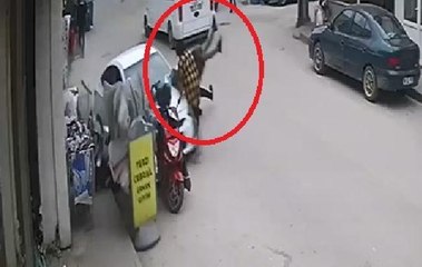 OTOMOBİLİN ÇARPTIĞI 3 YAYA YARALANDI; KAZA ANI KAMERADA