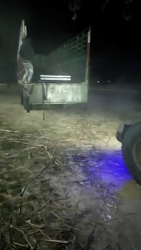 अचानक लगा ब्रेक, ट्रक से भरी लोहे की प्लेट गर्दन में घुसने से तीन की मौत, देखें
