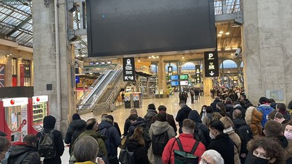 Paris’te polise bıçaklı saldırı