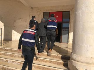 MARDİN'DE 7 YIL ÖNCE 3 KİŞİYİ ÖLDÜREN ŞÜPHELİLERDEN BİRİ YAKALANDI