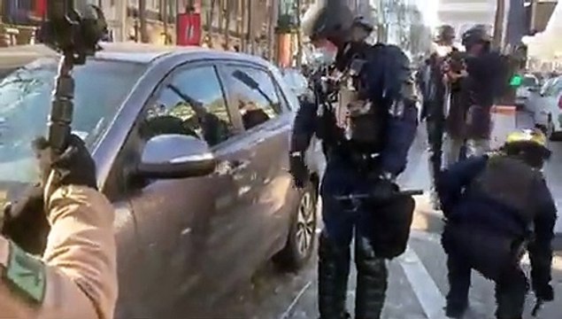 Un CRS brise la vitre d'un automobiliste qui ne bouge pas sa voiture