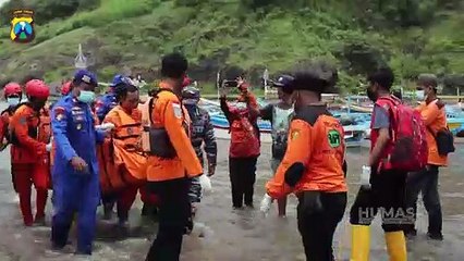Polres Jember Lakukan Evakuasi Korban Ritual Pantai yang Menewaskan 11 Orang di Payangan