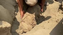 Arqueólogos peruanos descubren 14 momias preincas que se cree que tienen entre 800 y 1.000 años al este de Lima