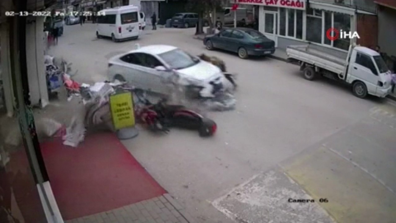 Bursa'da acemi sürücü yayaların arasına böyle daldı: 4 yaralı